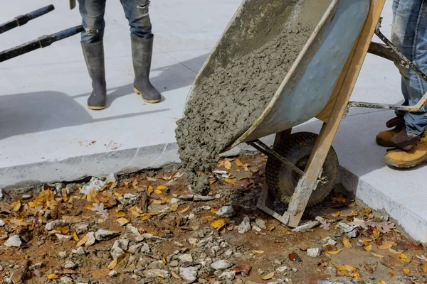 Byggarbetare Häller Cement Från Skottkärran Att Skapa Trottoar Sidan Huset — Stockfoto