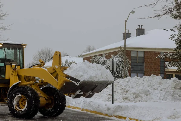 Sneeuw Van Parkeerplaats Weg Met Vrachtwagen Verwijderen Moet Het Met — Stockfoto