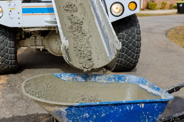 Durante Local Construção Caminhão Betoneira Está Derramando Cimento Molhado Carrinho — Fotografia de Stock