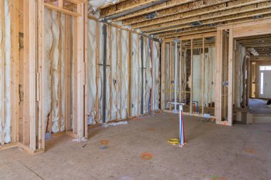 Ses ve termal yalıtım mineral fiberglas yünü sağlamak için duvar çerçevesi kirişleri arasına monte edilir