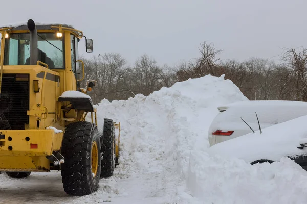 暴风雪带来的冬季暴风雪导致雪地在风暴之后被清理掉拖拉机 — 图库照片