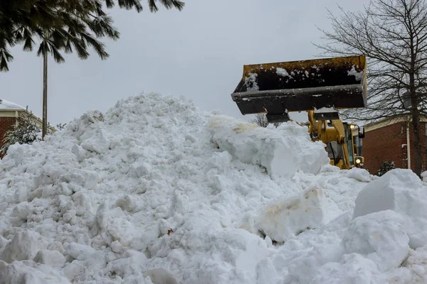 Снежная Буря Зачищает Трактор После Сильного Шторма Зимой Много Снежинок — стоковое фото