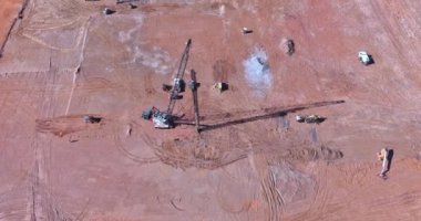 Yığılma vakfı, inşaat sahasına monte edilmiş pompa. Yüksek basınçlı sütunların altında toprak sondajı yapıyor. Beton ter toprağı pompalıyor.