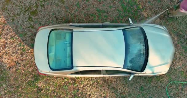 Arabasını Yüksek Basınçlı Jetin Altında Yıkarken Arabayı Fırçayla Temizliyor — Stok video