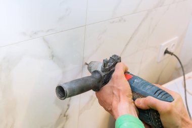 Banyodaki delikte musluğu tutmak için seramik fayanslar vardı.