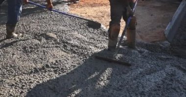 Beton, yeni evin yakınındaki inşaat alanının kaldırımlarına dökülüyor..