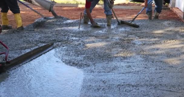 在铺设车道时 建筑承包商在浇灌湿混凝土 — 图库视频影像