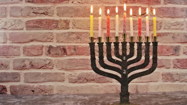 Εβραϊκή Candlelighting Στη Menorah Προετοιμασία Για Διακοπές Hanukkah Σύμβολα Φεστιβάλ — Αρχείο Βίντεο