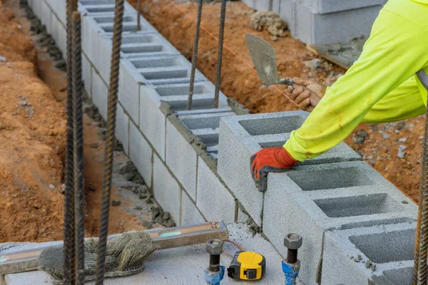 Stavební Dělník Zedník Pokládající Další Řadu Betonových Bloků Staveništi — Stock fotografie