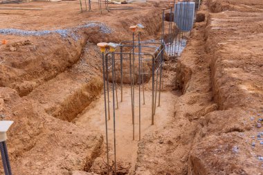 İnşaat alanındaki beton temeller için çelik çubuk demiri kabloları ile takviye edildi