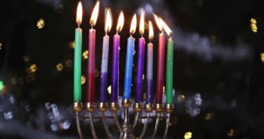 Aydınlatılmış Bokeh 'deki Hanukkiah Menorah, Hanuka bayramı için yanan mumlarla bulanıklaşmıştı.