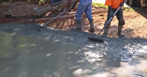 Despejando Concreto Molhado Enquanto Pavimentação Garagem Perto Casa Nova Local — Vídeo de Stock
