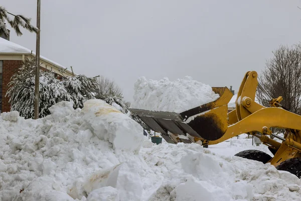 大雪纷飞之后 暴风雪在冬季来临 雪地被拖拉机扫清 — 图库照片