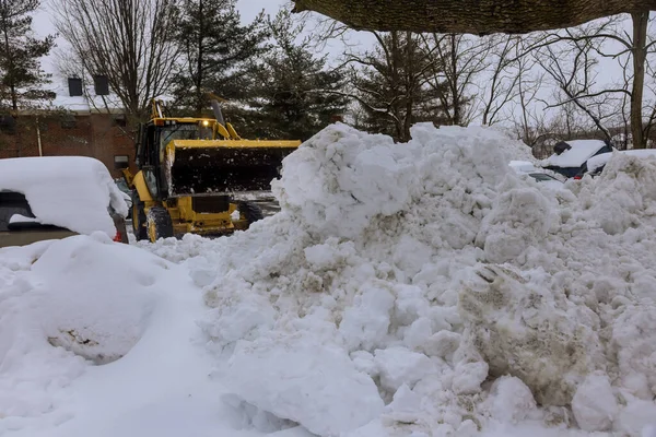在冬季大雪之后 暴风雪用拖拉机清扫雪地 — 图库照片