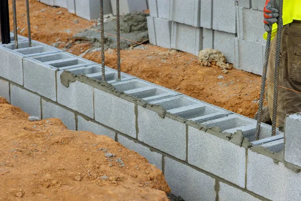 Mason Tuğla Ustası Inşaat Için Havalanan Beton Bloklardan Duvar Örüyor — Stok fotoğraf