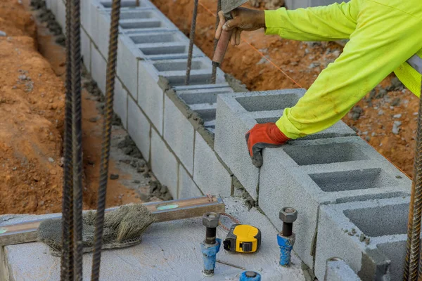 Bauarbeiter Legt Von Maurer Eine Weitere Reihe Zementblöcke Auf Den — Stockfoto