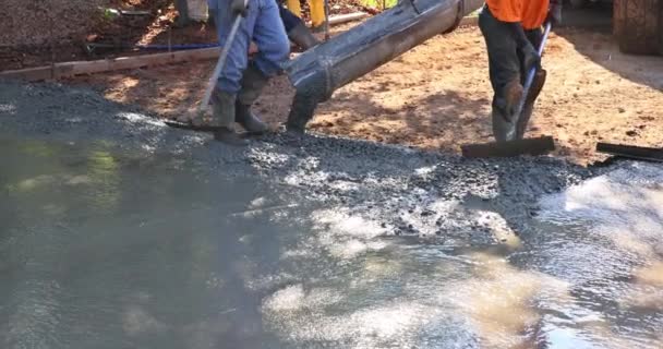 건설업자들 콘크리트 공사를 하면서 도로를 포장하는 동안젖은 콘크리트를 — 비디오