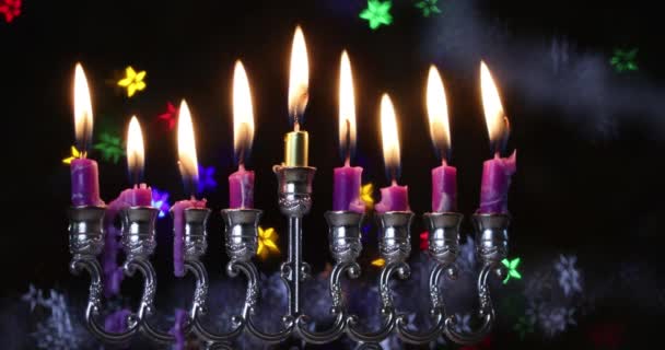 Hanukkiah MenorahのHanukkaユダヤ人の休日のシンボルは ぼやけたボケでろうそくに照らされた背景に点灯 — ストック動画