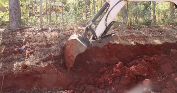 Canteiro Obras Durante Obras Terraplanagem Escavadoras Esteiras Estão Cavando Terreno — Vídeo de Stock