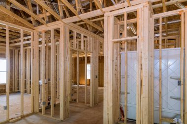 Şu anda yeni bina yapım aşamasında. Yeni banyo tamamlanmamış eve akrilik bir küvet takılmış.