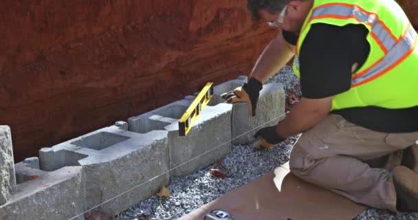 Entrepreneur Procède Actuellement Installation Grand Mur Soutènement Construit Sur Chantier — Video