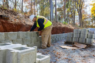 Yeni bina parçası üzerine inşa edilen beton blok duvarlar kısmen yeni istinat duvarı inşaatı projesi