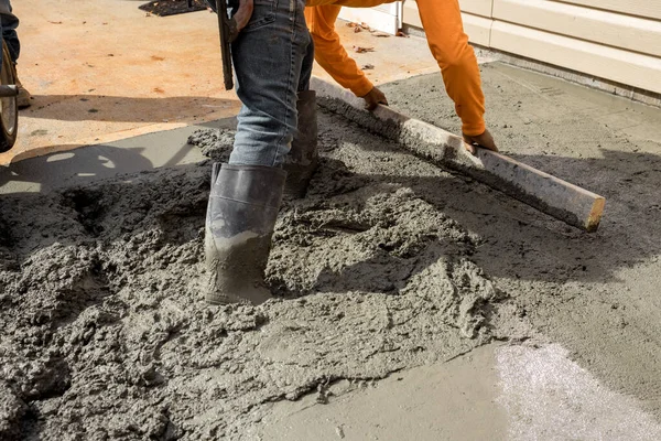 인부들은 과정의 일환으로 시멘트를 새로운 보도를 — 스톡 사진