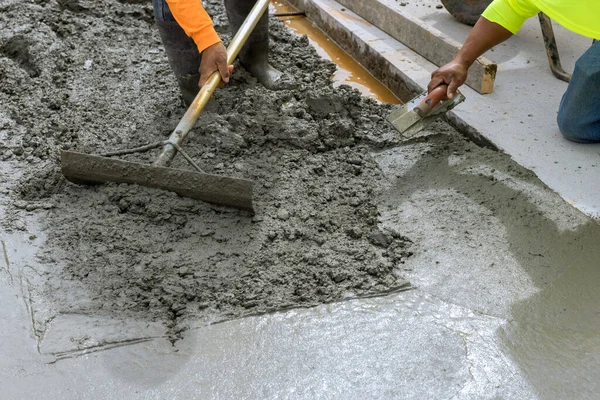 Nşaat Işçisi Evin Yan Tarafında Kaldırım Oluşturmak Için Çimento Döküyor — Stok fotoğraf