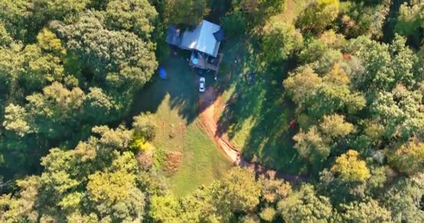 Pokazy Lotnicze Widok Krajobrazu Jesiennego Lasu Jesiennego Pobliżu Małego Amerykańskiego — Wideo stockowe