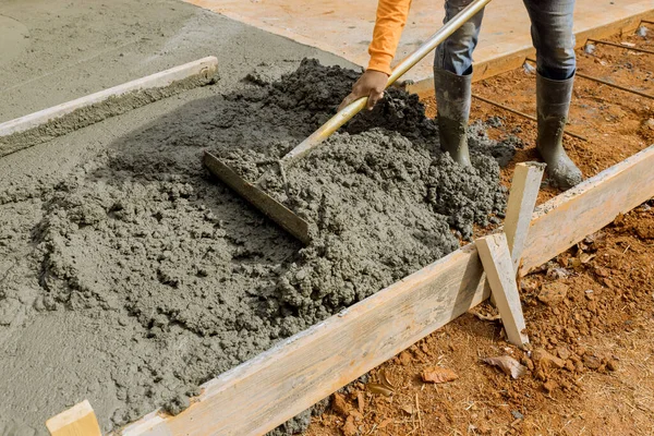 Trabalhadores Derramar Cimento Para Criar Uma Calçada Adicional Ser Construída — Fotografia de Stock