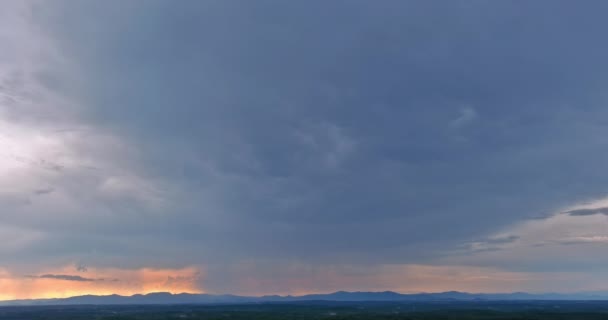 云顶夕阳的戏剧性光芒造就了美丽 — 图库视频影像
