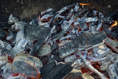 BBQ ızgarasında yanan odun ateşinin kül ateşi barbekü hazırlığı.
