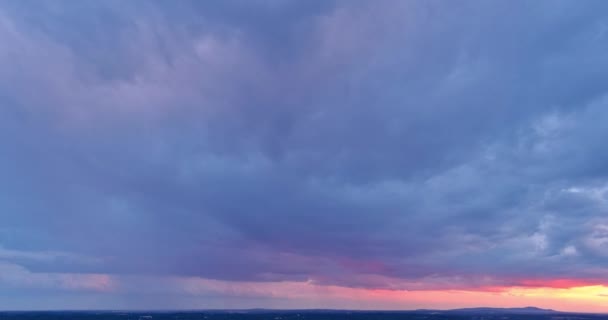 这是美丽的全景 夕阳西下的天空笼罩在云彩之上 有着惊人的戏剧性光芒 — 图库视频影像