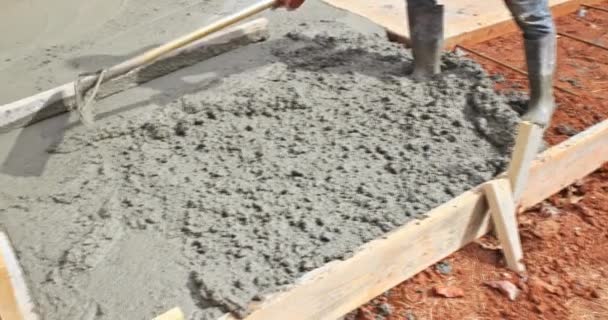 家の側に新しい歩道を作成するセメントを注ぐ建設労働者 — ストック動画
