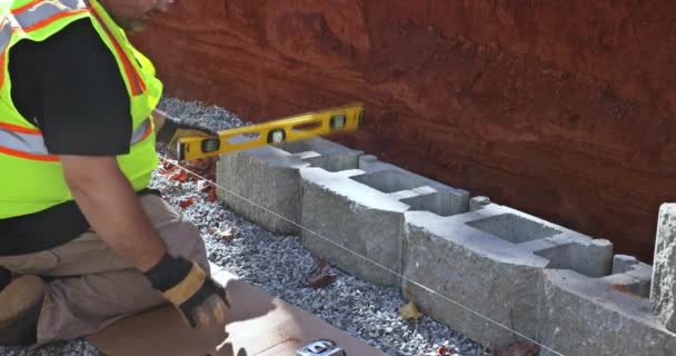 新房挡土墙施工过程中使用的是平整工具 — 图库视频影像