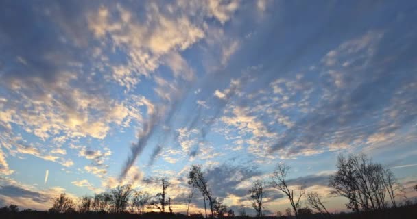 就像美丽的落日 在云彩之上 戏剧性的光芒掠过云彩 — 图库视频影像