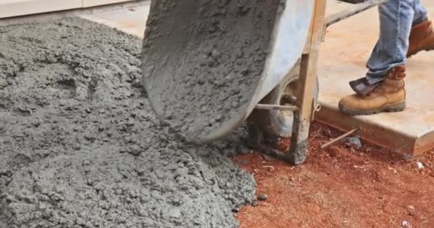 Aan Zijkant Huis Bouwvakker Giet Cement Uit Kruiwagen Beton Trottoir — Stockvideo