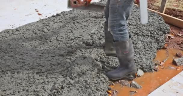 为了增建一条新的人行道 建筑工人们把水泥倒在了房子的侧面 — 图库视频影像