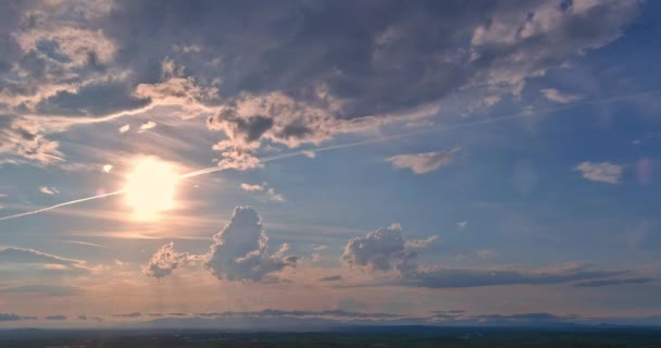 令人惊奇的全景日落天空在云彩之上 伴随着令人难以置信的戏剧性的光芒 — 图库视频影像