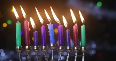 Hanuka bayramı geleneği. Bayram simgeleri. Hanukkiah menorah mumları.
