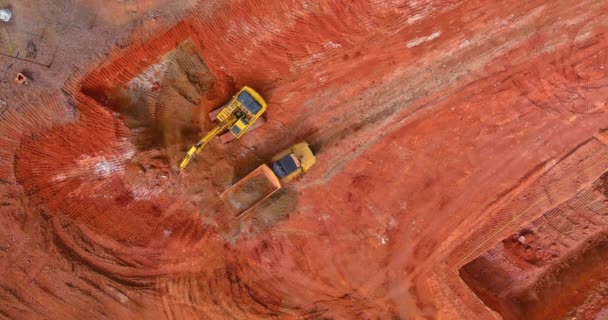 Sitio Construcción Una Excavadora Carga Camión Volquete Tierra Mueve Suelo — Vídeos de Stock