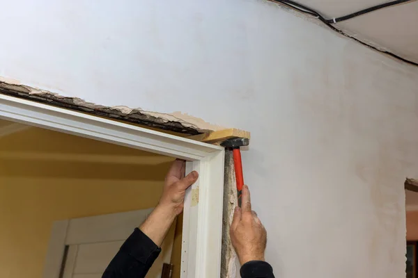 Trabalhador Guarnição Usando Martelo Durante Instalação Portas Interiores Dentro Casa — Fotografia de Stock