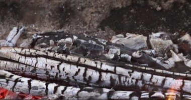 Izgarada barbekü pişirmek için odun hazırlamak amacıyla ateş üstüne şenlik ateşi yakıldı.