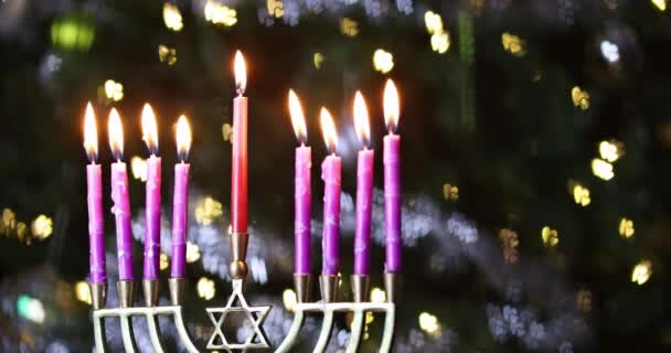 Celebración Hanukkah Judaísmo Tradición Símbolos Navideños Encendiendo Velas Hanukkiah Menorah — Vídeo de stock