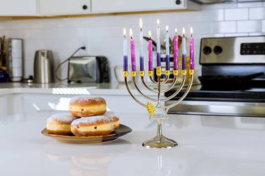 Hanuka kutlaması Yahudilik geleneği aile dini bayram sembolleri Hanukkiah menorah mumları yakıyor.