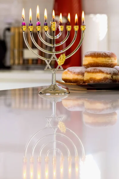 Celebración Hanukkah Judaísmo Tradición Símbolos Navideños Encendiendo Velas Hanukkiah Menorah —  Fotos de Stock