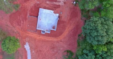 İnşaat alanındaki havadan aşağı manzara ve ev temeli için beton bloklar.