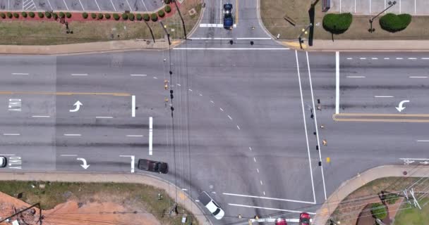十字路口是车辆互相交叉并在繁忙的十字路口交叉的地方 — 图库视频影像