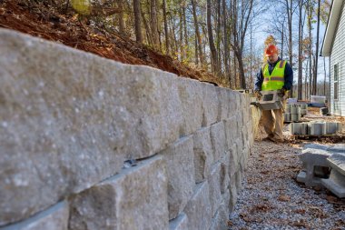 Müteahhit istinat duvarları inşa etme projesinde çalışırken beton blok duvarı kurulumu gözlemlendi