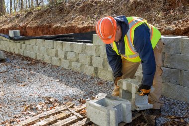 Yeni istinat duvarı projesinin inşaatı sırasında beton duvar döşeyen müteahhit vardı.